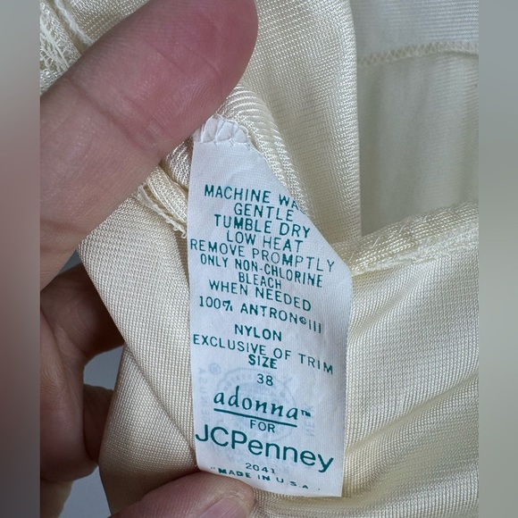 Vintage one piece slip with lace size 38. Union made cream color Adonna - Picture 5 of 5